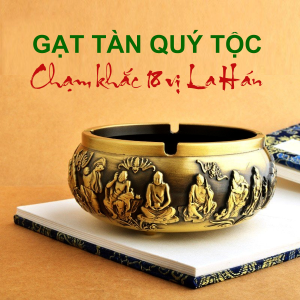 Chiếc gạt tàn bằng đồng thau có chạm khắc hình ảnh của 18 vị La Hán bày trên bàn trà, bàn làm việc, khu vực quan khách ngồi uống trà, hút thuốc. 